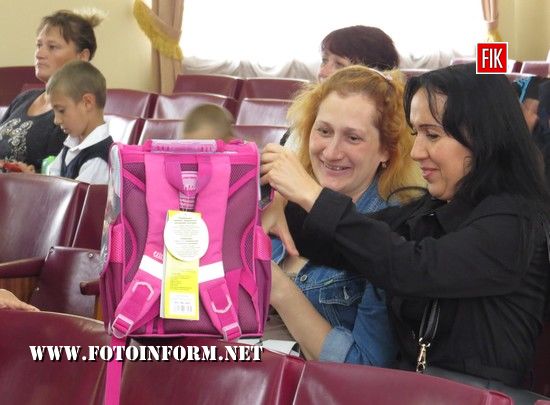 У Кропивницькому дітям подарували шкільні рюкзаки 