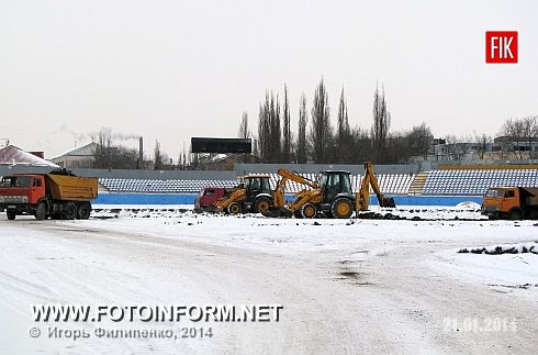 Работы над масштабной реконструкцией стадиона «Зирка» в нашем городе продолжается, даже при тяжелых погодных условиях.