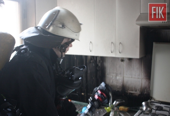 27 лютого об 11:03 до Служби порятунку «101» надійшло повідомлення про пожежу в квартирі триповерхового житлового будинку на вул. Короленка м. Кропивницький.