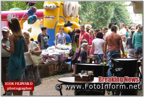 фото филипенко, #кропфудфест, #кропфестфуд, Кропивничани, чергу за смаколиками,фестиваль вуличної їжі, фото филипенко