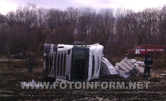 На Кіровоградщині у ДТП перекинулась вантажівка 