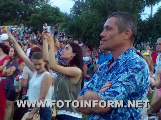 На протяжении семи дней в разных уголках Кировоградской области прошли феерические концерты с участием популярной украинской группы «Авиатор» и команды Лиги Смеха «Молодежный Портал».