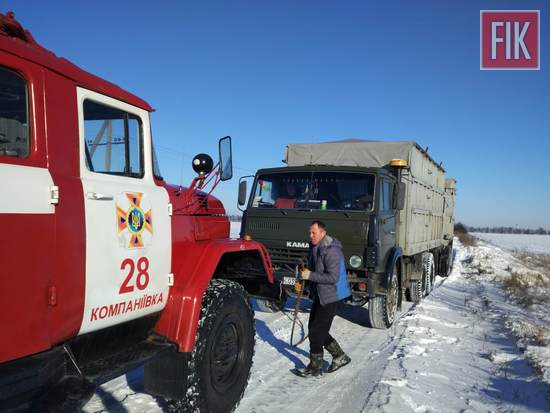 На Кіровоградщині із складних ділянок автошляхів відбуксирували 9 автомобілів (ФОТО)