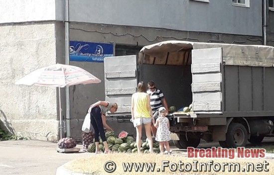 У Кропивницькому біля приміщення ЖЕО торгують овочами (ФОТОФАКТ)