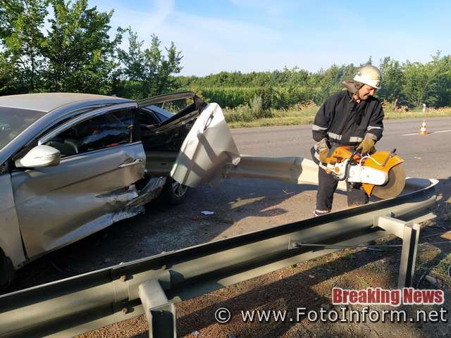 Легковий автомобіль «Hyundai Sonata» в’їхав у дорожнє огородження (відбійник). У результаті ДТП постраждало двоє дітей (2008 та 2011 р.н.) – травми ніг різного ступеня. 