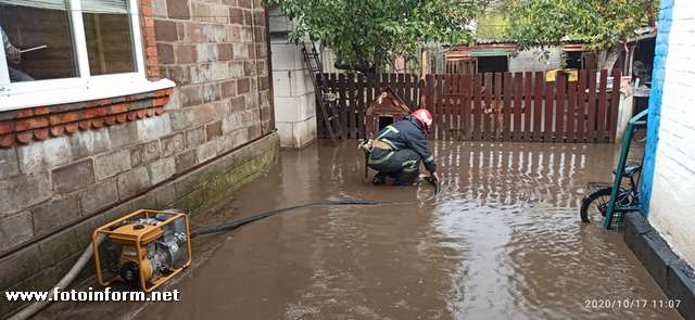У Кропивницькому рятувальники допомоги населенню по відкачці дощових вод