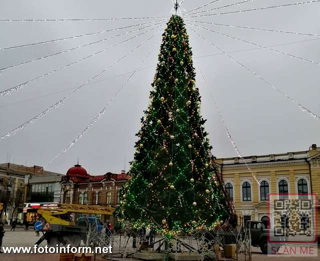 У Кропивницькому закінчили прикрашати головну новорічну ялинку (ВІДЕО)