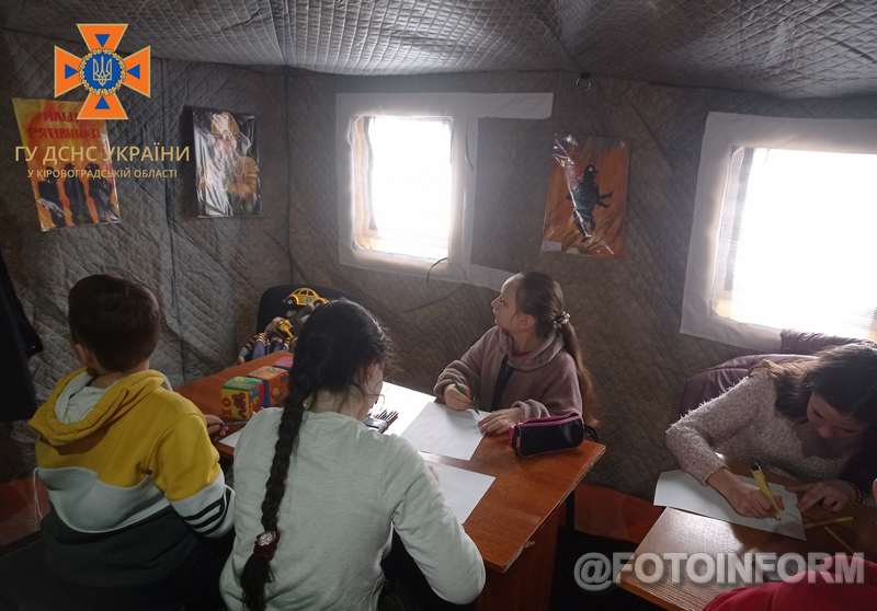 На Кіровоградщині у Пунктах Незламності діти малюють безпеку