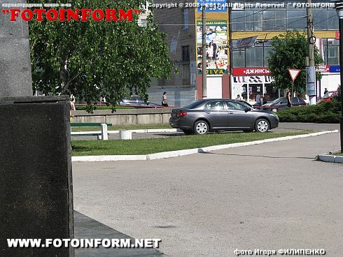 Чернобыльский монумент опять превратился в автостоянку (фото)