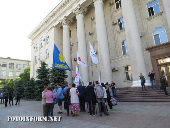 Сьогодні, 15 травня, у Кропивницькому відбувся мітинг під назвою «Ні виборам за законом Януковича!», яку провели представники громадських організацій та політичних партій, на площі перед приміщенням міської ради