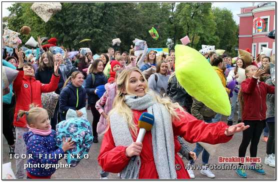 фото игоря филипенко, канал Украина, Рекорд України: 300 кропивничан влаштували бій подушками (ФОТОРЕПОРТАЖ)
