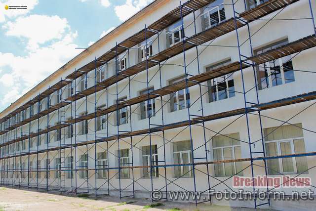 Кіровоградщина: в селищі Побузьке триває реконструкція школи
