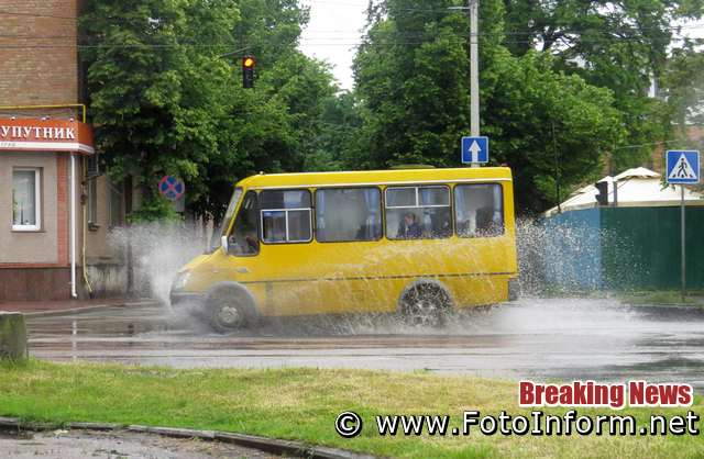 У Кропивницькому містян з брудних калюж оббризкували автівки (ФОТО)