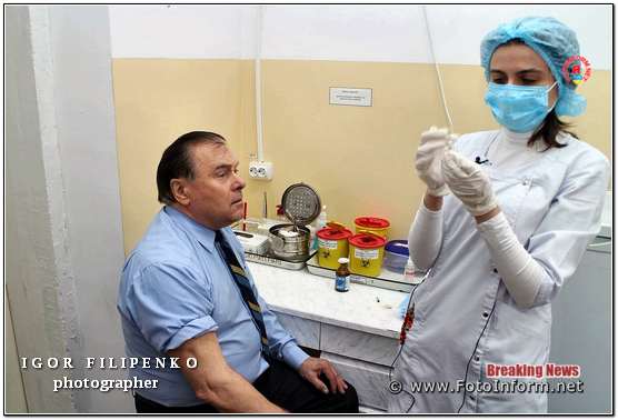 Сьогодні майже 50 співробітників ДУ «Кіровоградський обласний лабораторний центр МОЗ України» зробили профілактичні щеплення проти грипу
