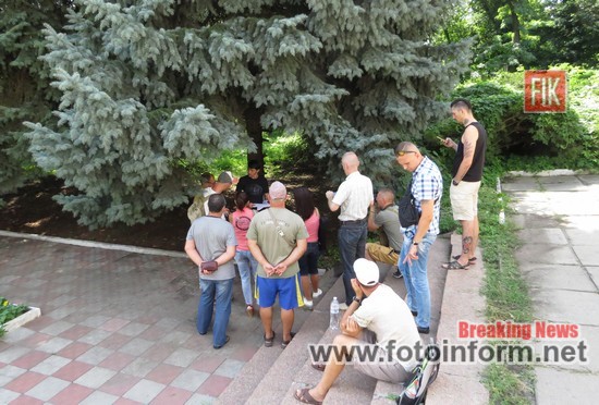Сьогодні біля приміщення Кропивницького ВП ГУНП в Кіровоградській області відбулись збори громадських активістів.