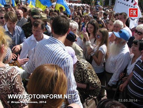 Сегодня некоторые жители нашего города пришли посмотреть и послушать кандидата в Президенты Украины Олега Ляшко.