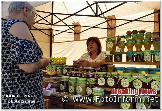 У Кропивницькому містяни купували мед , яблуневий спас, міськрада, фото филипенко, мед 