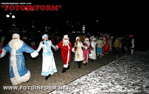 Вы очевидец: Площадь Кирова окружили Дед Морозы и Снегурочки (ФОТО)