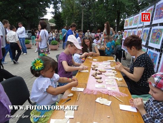Сьогодні, 1 червня, на площі перед Кіровоградською обласною філармонією працювала майстерня народних умільців.