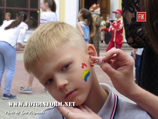 Сьогодні, 1 червня, на площі перед Кіровоградською обласною філармонією працювала майстерня народних умільців.