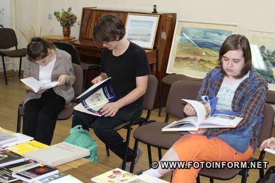 Вже стало традицією у вересні, на початку навчального року, проводити у відділі мистецтв бібліотеки імені Дмитра Чижевського інтерактивні заняття зі студентською молоддю.