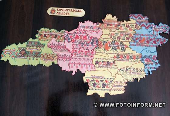 Велику карту-пазл Кіровоградщини подарували головній бібліотеці Кропивницького