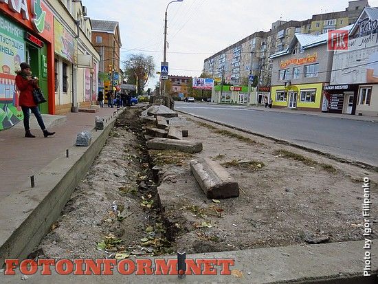 Рядом с остановкой общественного транспорта по улице Большая Пермская 11/2 начались незаконные строительные работы.