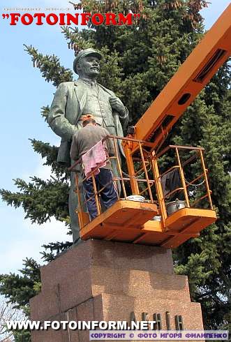 В Кировограде начался ремонт памятника Ленину (ФОТО)