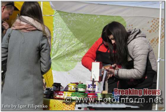 Сьогодні на передодні жіночого свята 8 березня багато мешканців міста Кропивницький прийшли робити покупки на ярмарку біля міськради, повідомляє FOTOINFORM.NET.