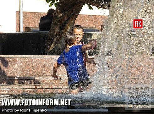 В центре города, на площади Героев Майдана, дети купаются в фонтане, что перед зданием областной администрации