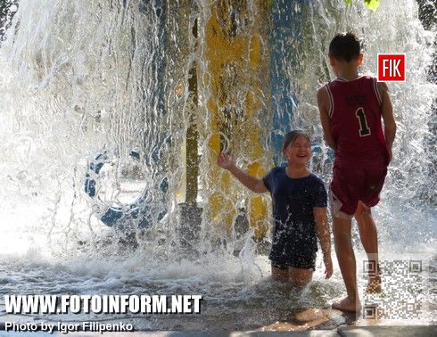 В центре города, на площади Героев Майдана, дети купаются в фонтане, что перед зданием областной администрации