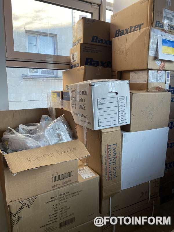 Біля сорока коробок із медикаментами та іншим необхідним медичним спорядженням (всього понад 200 кілограмів) зібрали та передали у Кропивницький українки, які зараз мешкають у штаті Небраска, США.