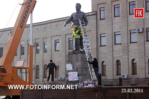 В центре Кировограда демонтировали памятник Кирова
