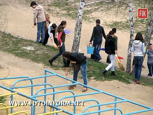 Кировоград: школьники наводят порядок (фото)