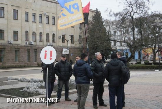 Сьогодні, 13 лютого, на площі Героїв Майдану міста Кропивницький прихильники та активісти РНС, провели пікет проти видворення з України Міхо Саакашвілі.