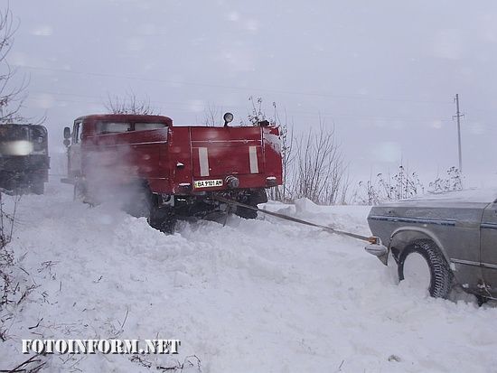 7 січня підпорядковані підрозділи Управління ДСНС у Кіровоградській області надають допомогу автотранспорту на ускладнених, внаслідок несприятливих погодних умов, ділянках доріг.