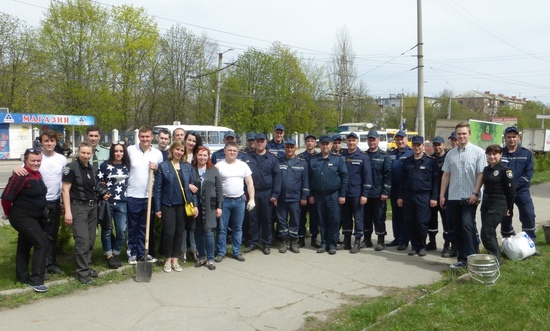17 квітня рятувальники Управління ДСНС в області долучились до загальноміської ініціативи та взяли участь у висадці дерев на території вулиць і скверів в обласному центрі.