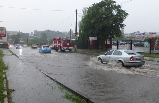 25 липня внаслідок сильного дощу рятувальники надали допомогу 11 водіям.