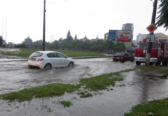 25 липня внаслідок сильного дощу рятувальники надали допомогу 11 водіям.