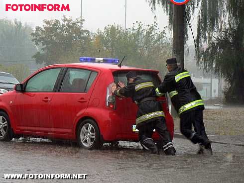 Кіровоград: рятувальники ліквідовують наслідки негоди (ФОТО)