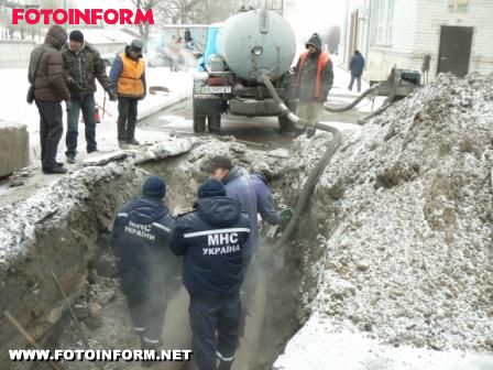 Кіровоград: внаслідок пориву труби теплопостачання протягом декількох годин без тепла залишалися близько 10700 мешканців міста (фото)