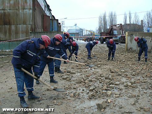 Кіровоград: фоторепортаж аварійно-відновлювальних робіт на території котельні у селищі Нове