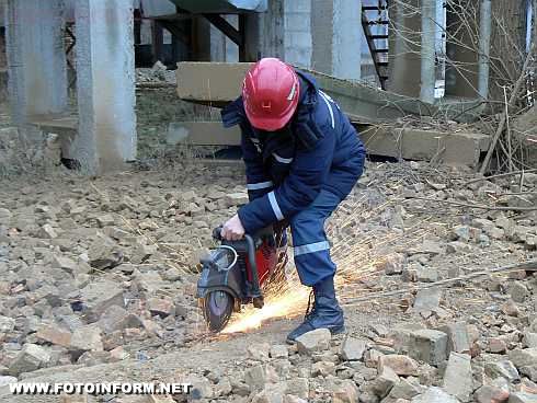 Кіровоград: фоторепортаж аварійно-відновлювальних робіт на території котельні у селищі Нове
