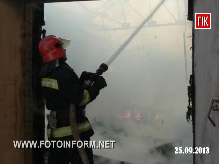 Кіровоград: пожежа на території колишнього сокоекстрактного заводу (ФОТО)