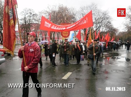 Сторонники КПУ отметили 96-ю годовщину Великой Октябрьской социалистической революции праздничной демонстрацией и советскими песнями, сообщает корреспондент FOTOINFORM.