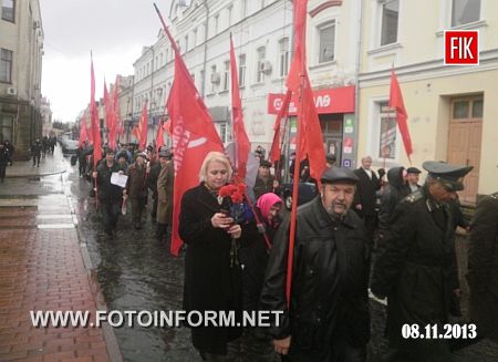 Сторонники КПУ отметили 96-ю годовщину Великой Октябрьской социалистической революции праздничной демонстрацией и советскими песнями, сообщает корреспондент FOTOINFORM.
