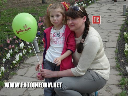 Сегодня, 25 апреля, тысячи взрослых, юных и совсем маленьких кировоградцев пришли отдохнуть в Кировоградский Дендропарк.
