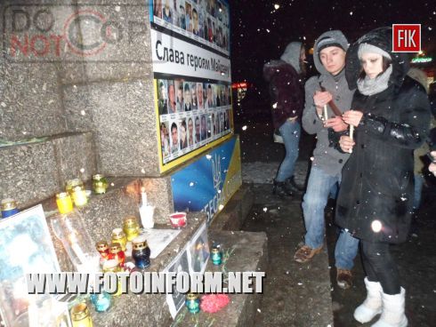 Сотни кировоградцев почтили память известного музыканта, писателя, телеведущего, лидера группы «Скрябин» Андрея Кузьменко, который вчера, 2 февраля, трагически погиб вследствие автокатастрофы.