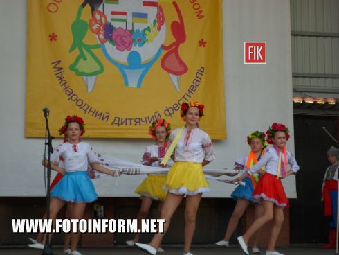 Вчера, 1 мая, в Кировоградском Дендропарке состоялось открытие седьмого Международного фестиваля песни и танца «Объединим детей искусством».