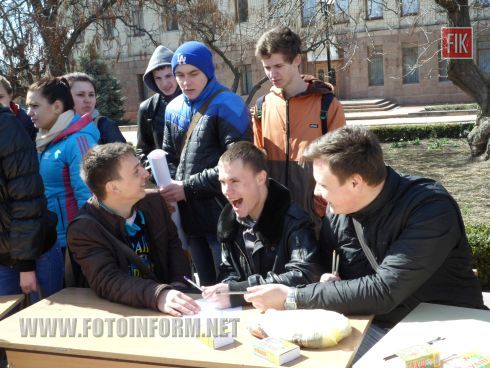 Сегодня, 9 апреля, на центральной площади Кировограда проходит акция «Пасха для героев».